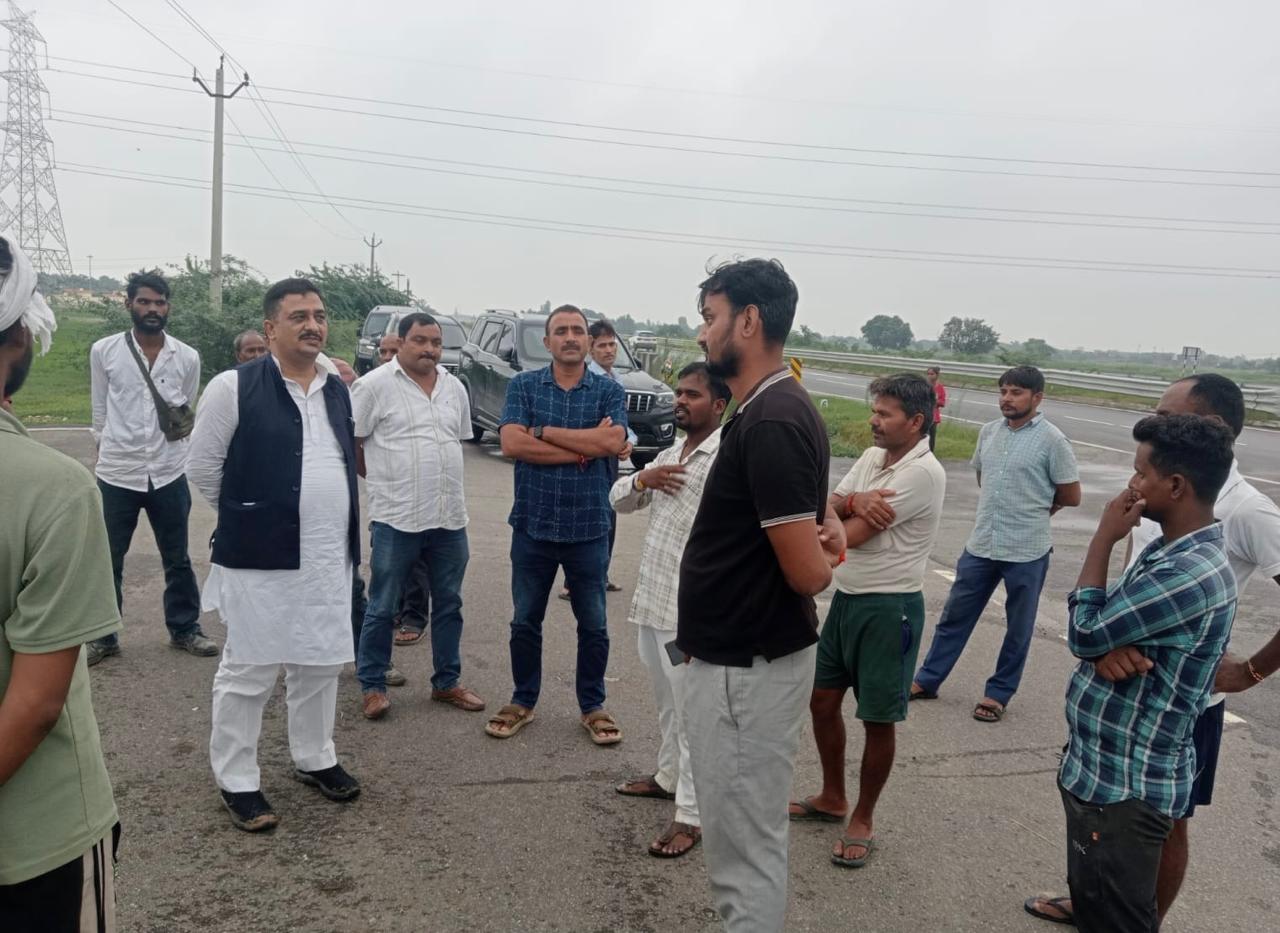कांग्रेस नेता ने ग्रामीणों से मुलाकात कर सुनी समस्याएं