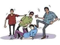 खेत पर जा रहे युवक को घेरकर पीटा