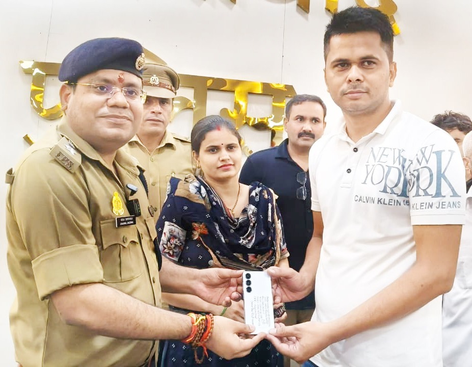 गाजियाबाद पुलिस ने बरामद किए 555 चोरी और गुम हुए मोबाइल फोन