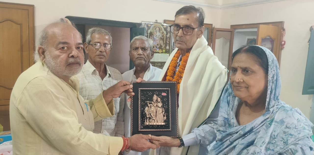 गुरु का सम्मान कर शिष्यों ने निभाई परंपरा