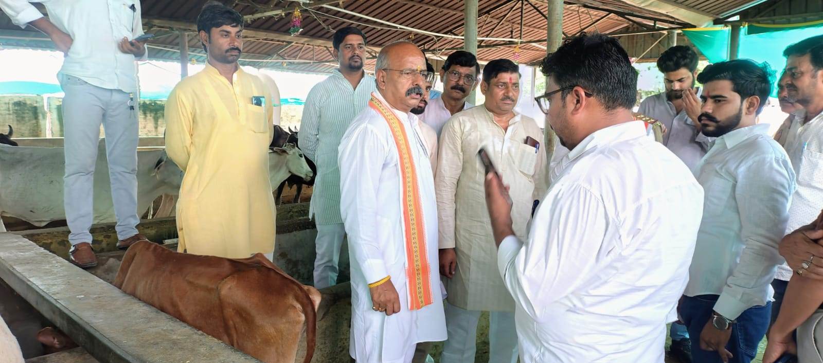 गौवंशों को भूसा-दाना के साथ हराचारा भी खिलाएं: डा.रमाकान्त