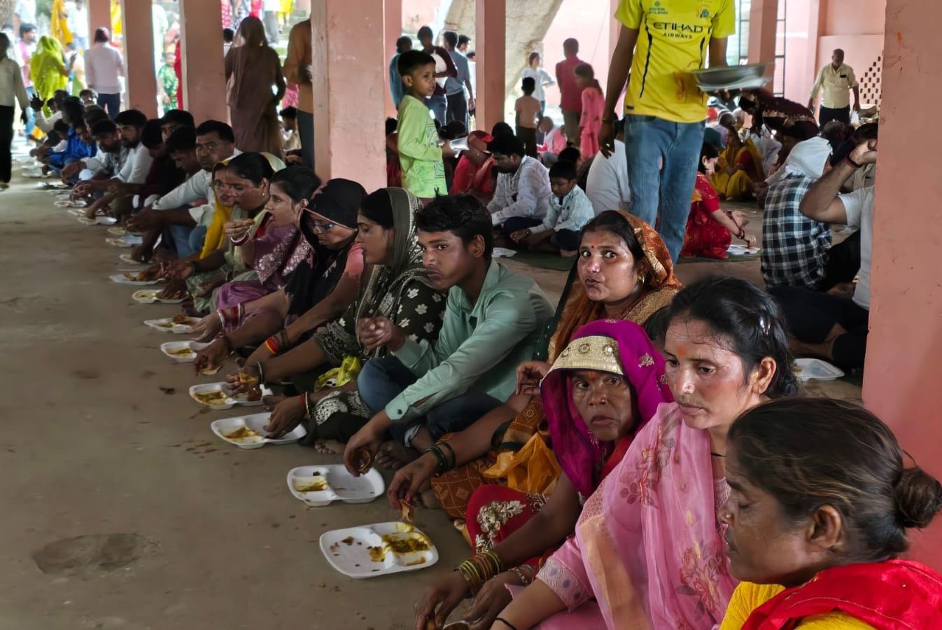 छप्पन भोग दिव्य प्रसाद को उमड़ा श्रद्धालुओं का सैलाब