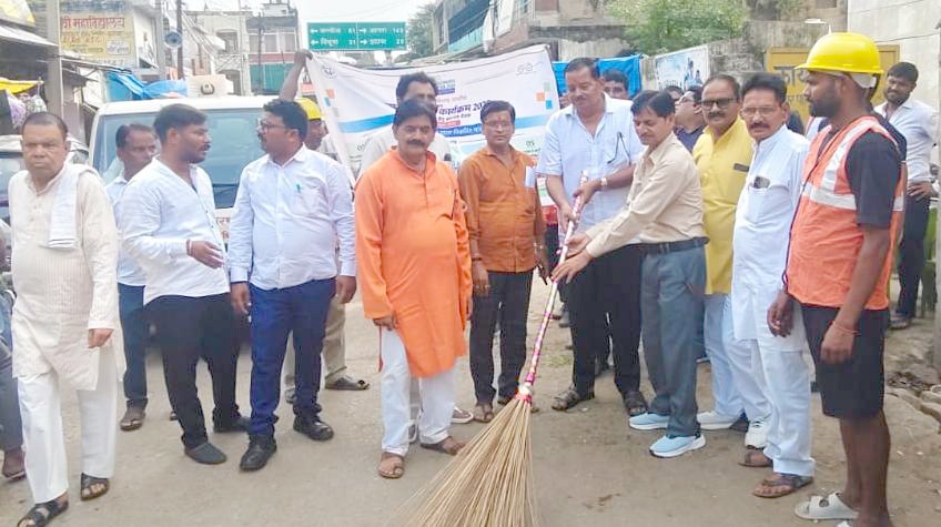 सेवा संकल्प: जनप्रतिनिधियों ने सफाई का दिया संदेश