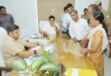 जनसुनवाई में डीएम ने गंभीरता से सुनीं लोगों की समस्याएं