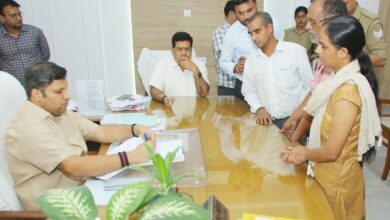 जनसुनवाई में डीएम ने गंभीरता से सुनीं लोगों की समस्याएं