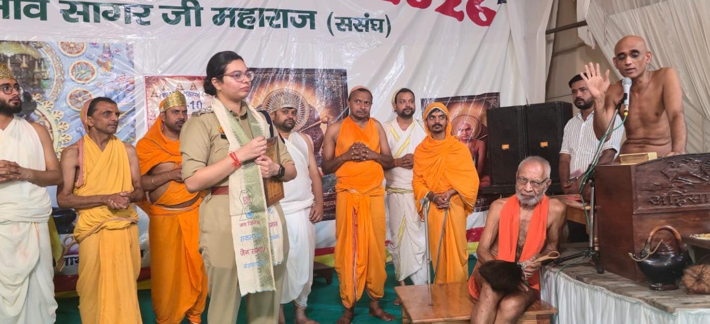 जलधारा से हुआ श्रीजी का अभिषेक