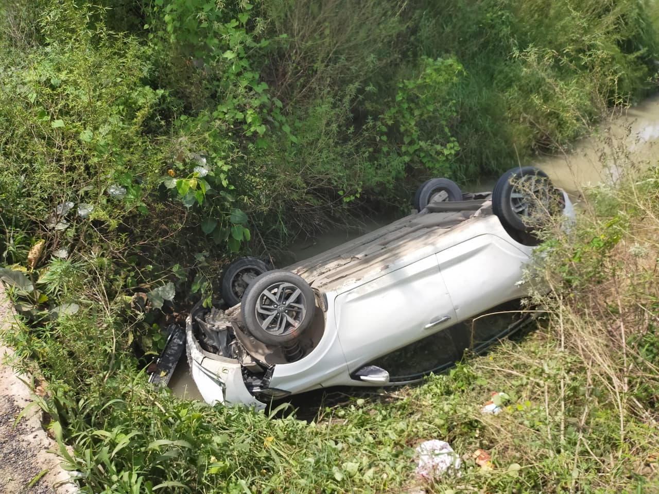 टूटी पुलिया पर बंबा में पलटी कार