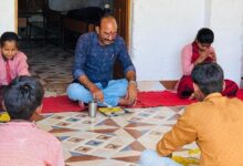 बीईओ डॉ. सत्य प्रकाश यादव ने बच्चों के साथ ग्रहण किया मध्याह्न भोजन