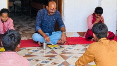 बीईओ डॉ. सत्य प्रकाश यादव ने बच्चों के साथ ग्रहण किया मध्याह्न भोजन