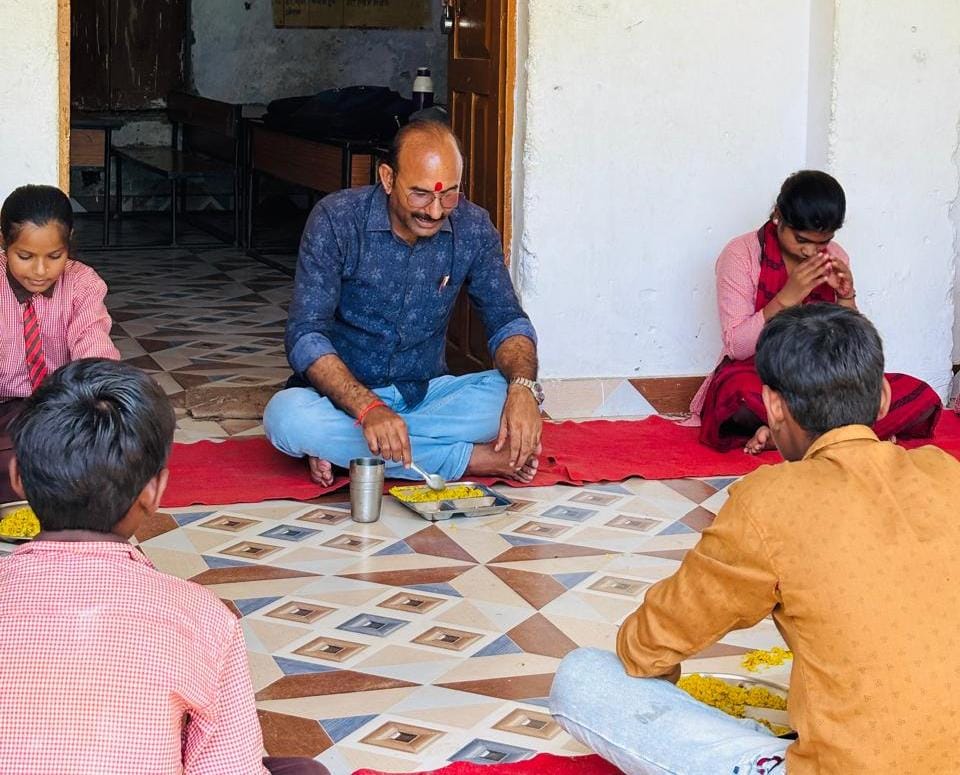 बीईओ डॉ. सत्य प्रकाश यादव ने बच्चों के साथ ग्रहण किया मध्याह्न भोजन