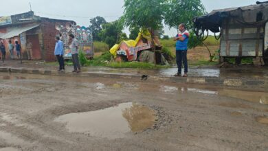 डायवर्जन मार्ग पर गड्ढे: जाम में फंसे वाहन