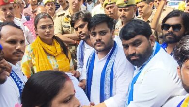 डीएम को ज्ञापन देने पर अड़ी आजाद समाज पार्टी