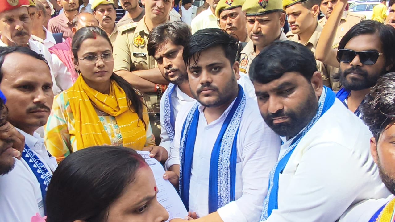डीएम को ज्ञापन देने पर अड़ी आजाद समाज पार्टी
