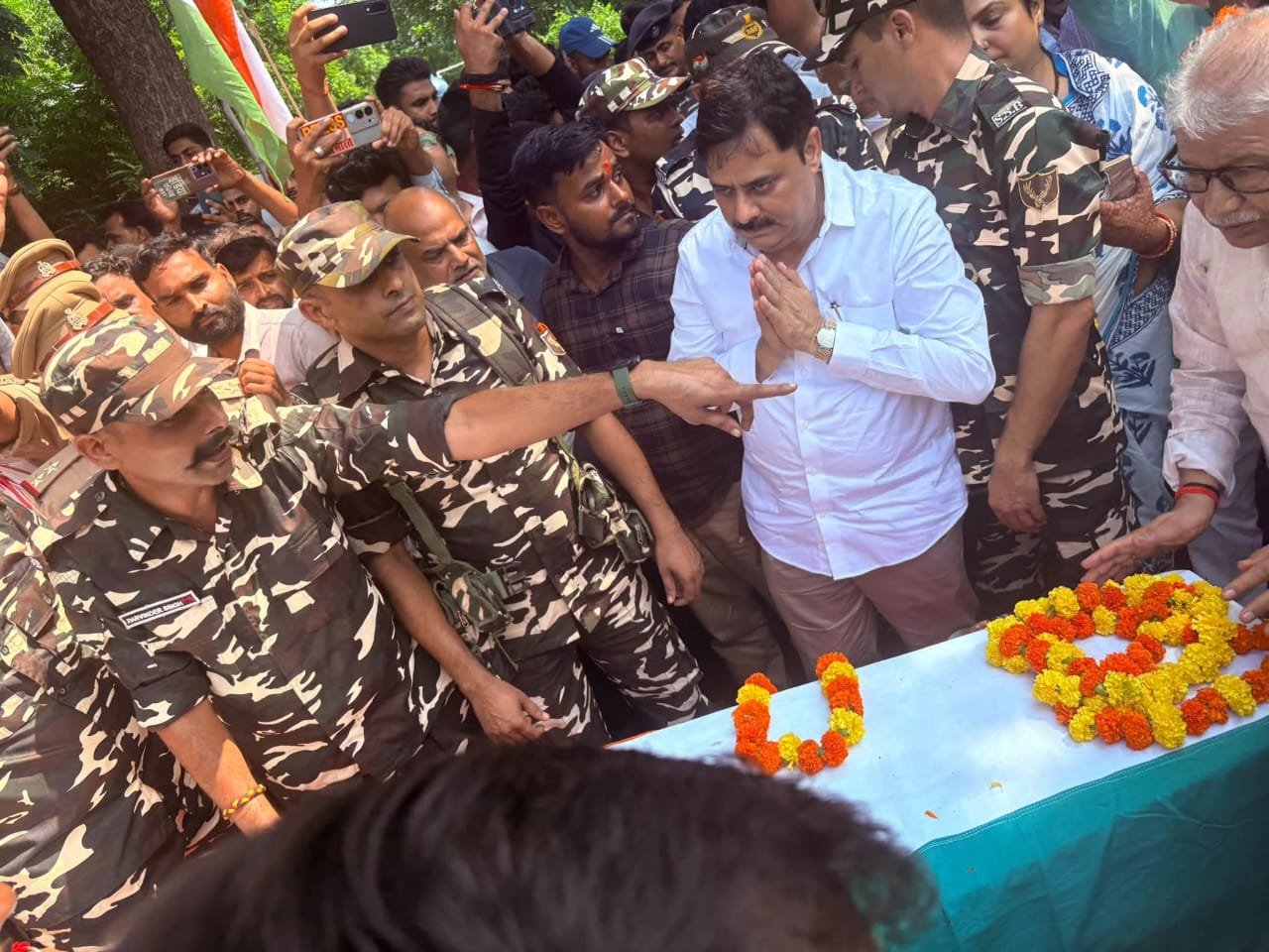 तिरंगे में लिपटा शहीद का पार्थिव शरीर पहुंचा गांव, अंतिम दर्शन को उमड़ा जनसैलाब