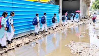 तीन साल से जर्जर स्कूल का रास्ता, पानी में निकलकर छात्राओं ने लगाई गुहार