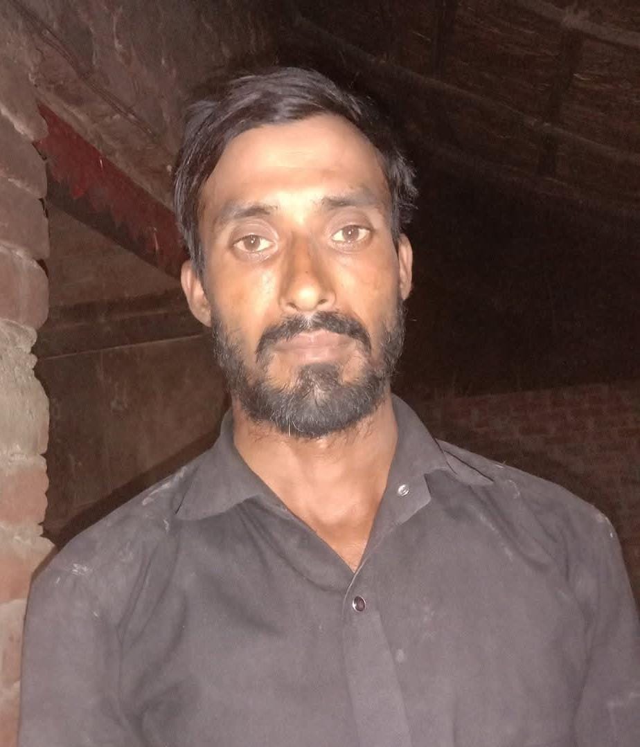 धान के खेत की मेड़ पर औंधे मुंह पड़ा मिला शव