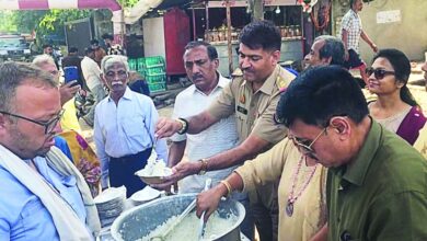 पप्पू चौपाल के आयोजन में बड़ी संख्या में श्रद्धालुओं ने ग्रहण किया प्रसाद, गणमान्य लोगों ने की सेवा