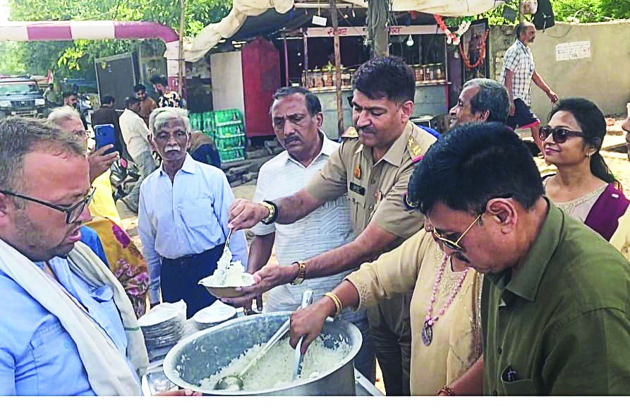 पप्पू चौपाल के आयोजन में बड़ी संख्या में श्रद्धालुओं ने ग्रहण किया प्रसाद, गणमान्य लोगों ने की सेवा