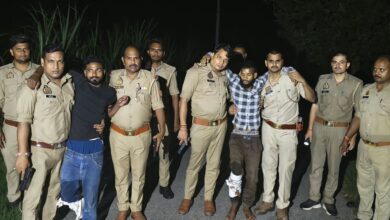 पुलिस मुठभेड़ में दो वांछित आरोपी गिरफ्तार, चोरी का माल और तमंचे बरामद