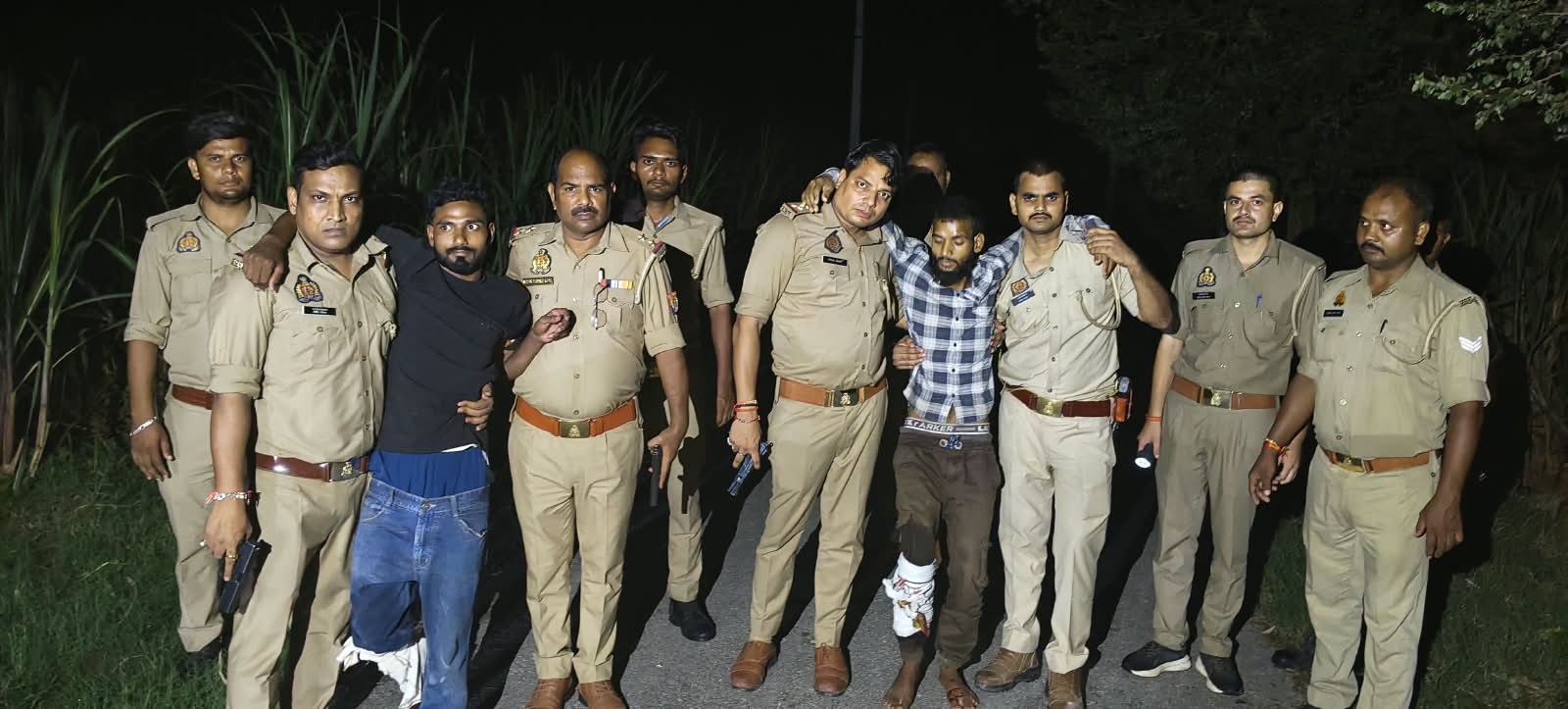 पुलिस मुठभेड़ में दो वांछित आरोपी गिरफ्तार, चोरी का माल और तमंचे बरामद
