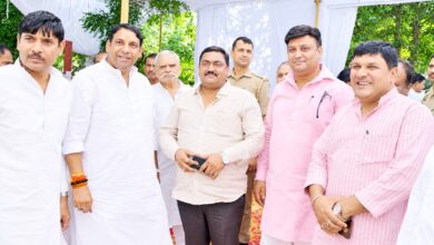पूर्व ब्लॉक प्रमुख संतोष यादव की माता की शोकसभा में पहुंचे विधायक संजीव शर्मा और अजीत पाल त्यागी