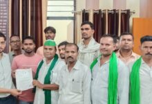 बकाया गन्ना भुगतान और आवारा पशुओं की समस्या को लेकर किसानों ने सौंपा ज्ञापन