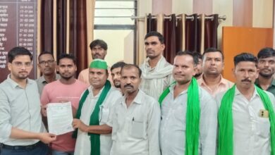 बकाया गन्ना भुगतान और आवारा पशुओं की समस्या को लेकर किसानों ने सौंपा ज्ञापन
