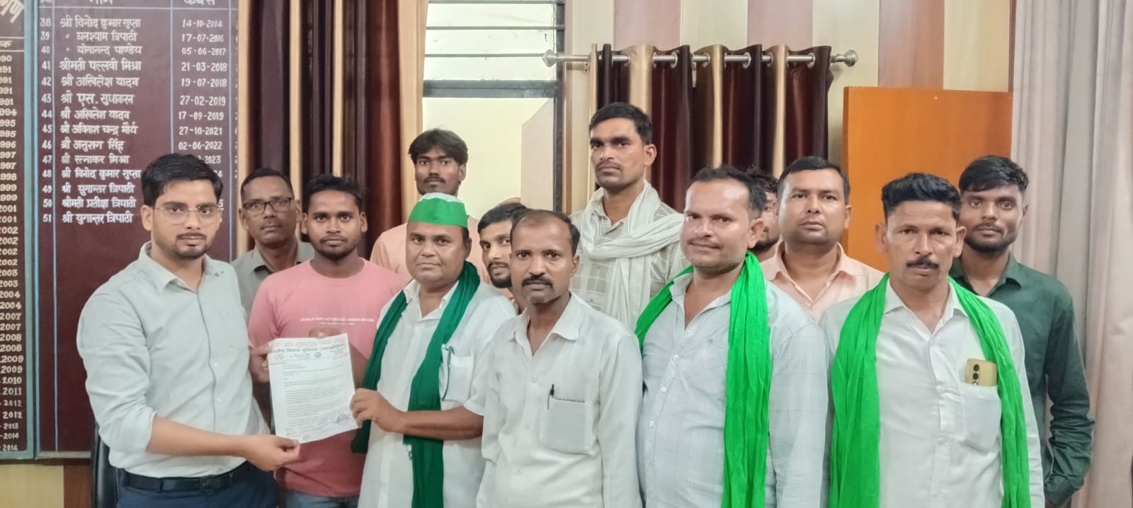 बकाया गन्ना भुगतान और आवारा पशुओं की समस्या को लेकर किसानों ने सौंपा ज्ञापन