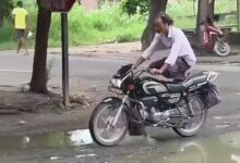 बाइक सवार खतरों के खिलाड़ियों से राहगीर परेशान