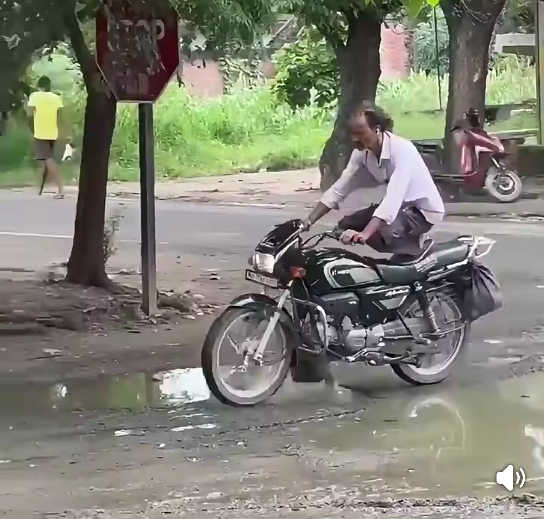 बाइक सवार खतरों के खिलाड़ियों से राहगीर परेशान