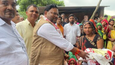 बाढ़ में डूबे गांवों में पहुंचे रामलाल अकेला, सैकड़ों परिवारों तक पहुंचाई राहत