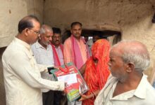 बारिश ने छीनी गरीब परिवारों की छत, मदद के लिए आगे आए डॉ. शशिकांत शर्मा
