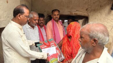बारिश ने छीनी गरीब परिवारों की छत, मदद के लिए आगे आए डॉ. शशिकांत शर्मा