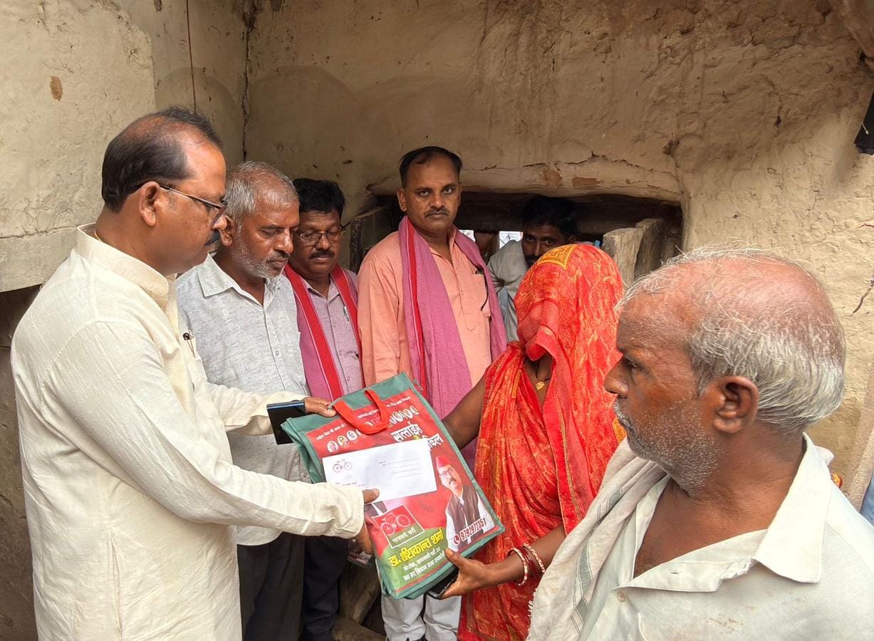 बारिश ने छीनी गरीब परिवारों की छत, मदद के लिए आगे आए डॉ. शशिकांत शर्मा