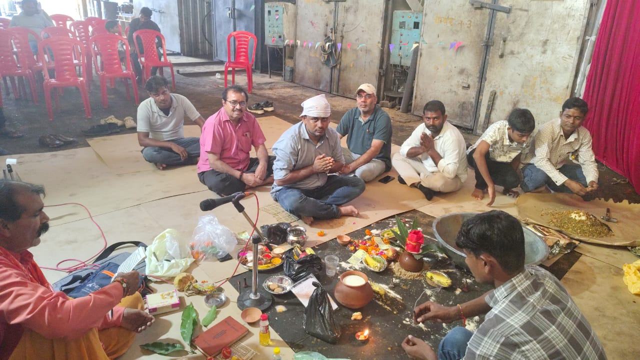 बिजली विभाग के वर्कशॉप में धूमधाम से मनाई गई भगवान विश्वकर्मा की पूजा