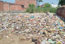 बीच बस्ती लगे कूड़े के ढेर: दिनभर बदबू से परेशान
