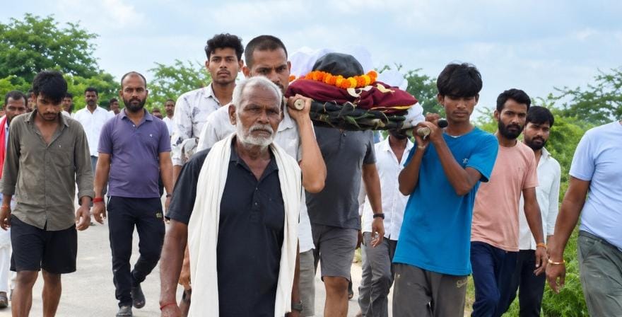बेटे की अर्थी देख मां ने त्यागे प्राण, एक साथ उठीं मां बेटे की अर्थियां