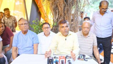 मंदिर के कपाट खुले तो बजरंगबली के चरणों में मिले 4 लड्डू और नारियल