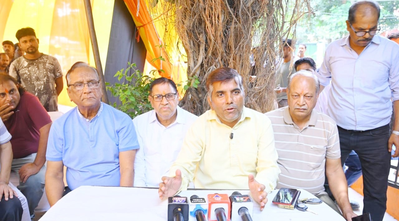 मंदिर के कपाट खुले तो बजरंगबली के चरणों में मिले 4 लड्डू और नारियल