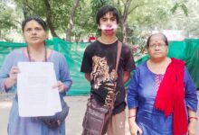मकान से बेदखली का आरोप, वृद्ध मां और नाबालिग बेटे के साथ भटकने का दावा