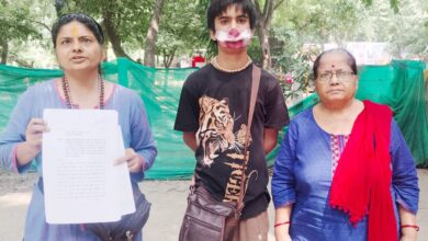 मकान से बेदखली का आरोप, वृद्ध मां और नाबालिग बेटे के साथ भटकने का दावा