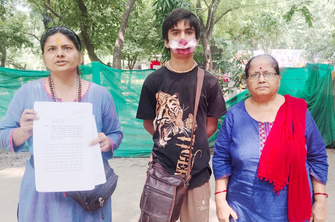 मकान से बेदखली का आरोप, वृद्ध मां और नाबालिग बेटे के साथ भटकने का दावा