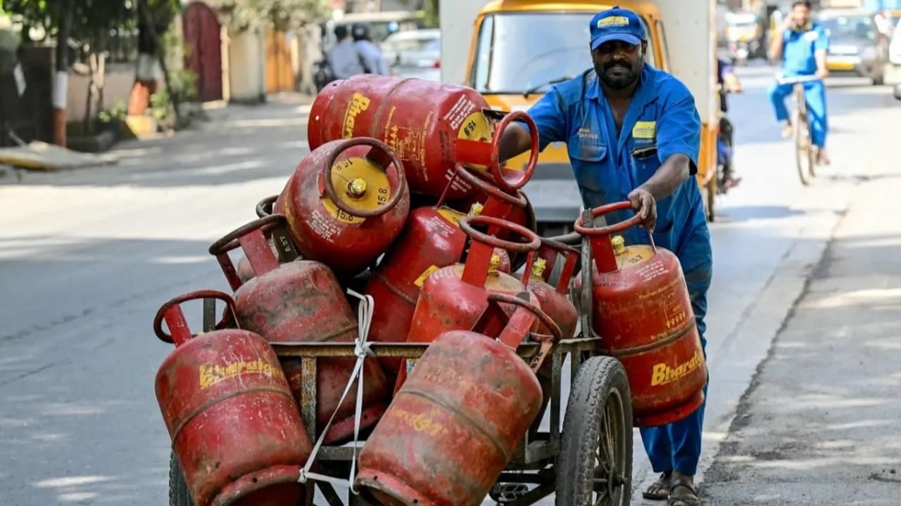 मनमानी: पौन महीने में ग्रामीणों को मिलता है गैस सिलेंडर