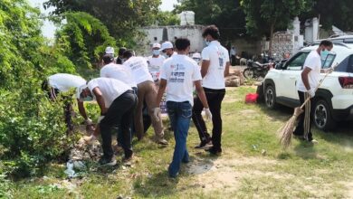 यमुना नदी में युवाओं ने चलाया स्वच्छता अभियान