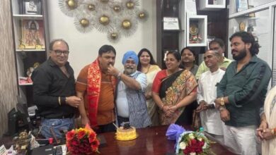 रविंद्र चौहान के जन्मदिन पर बधाई देने उमड़े शुभचिंतक, केक काटकर मनाया जश्न