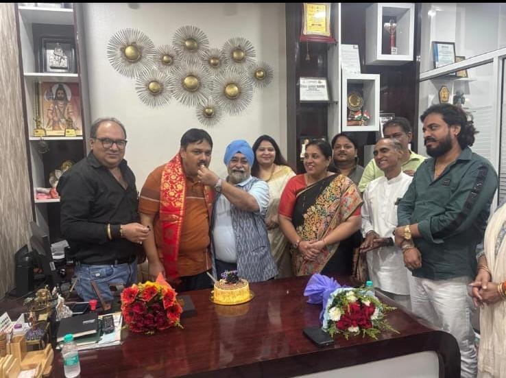रविंद्र चौहान के जन्मदिन पर बधाई देने उमड़े शुभचिंतक, केक काटकर मनाया जश्न