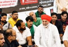 राकेश टिकैत पहुंचे रवि गौतम के धरने पर, दिया समर्थन