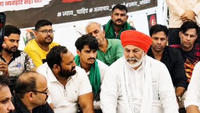 राकेश टिकैत पहुंचे रवि गौतम के धरने पर, दिया समर्थन