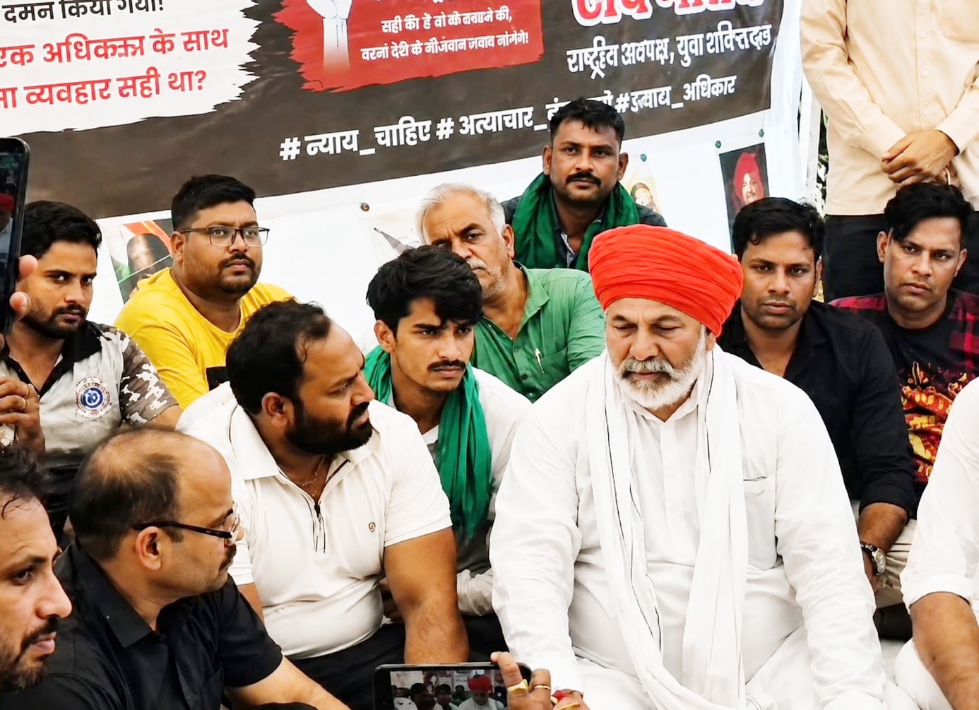 राकेश टिकैत पहुंचे रवि गौतम के धरने पर, दिया समर्थन