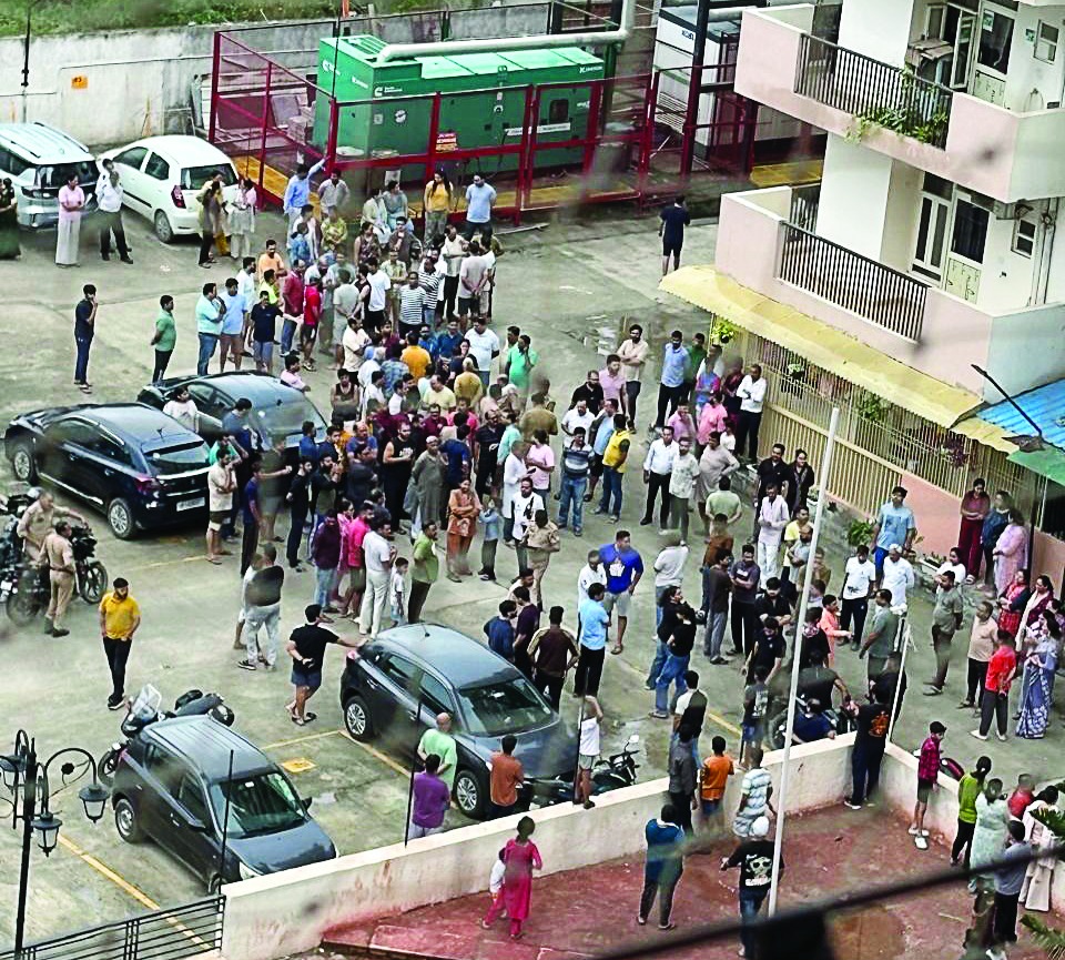 राज एम्पायर सोसाइटी में कुत्ते को लेकर विवाद, बाहरी लोगों के पहुंचने से तनाव